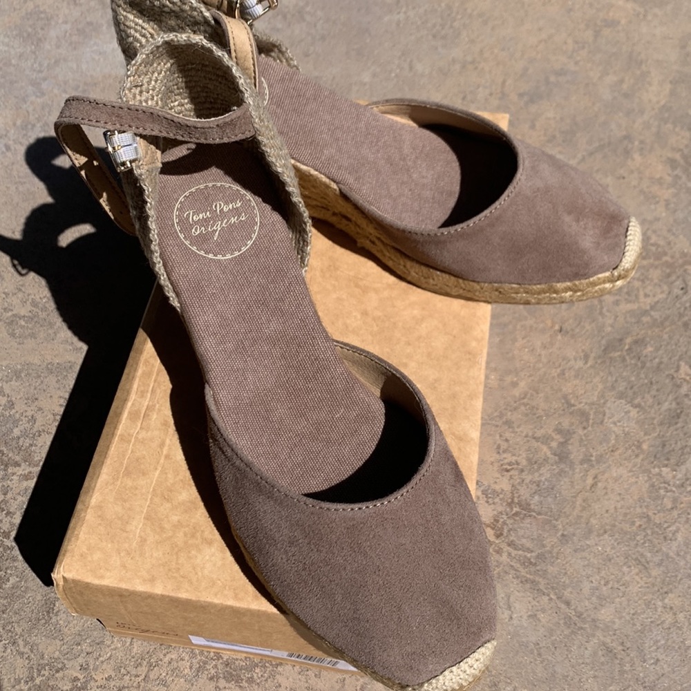 NIB Toni Pons LLoret Taupe wedge sandals